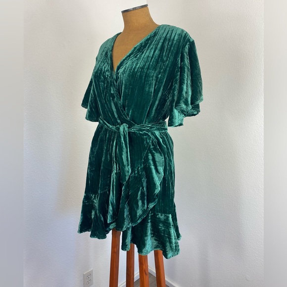 BB Dakota velvet Night Fever Wrap Dress M Ruffle Frilly Emerald Green Holiday - Picture 4 of 14